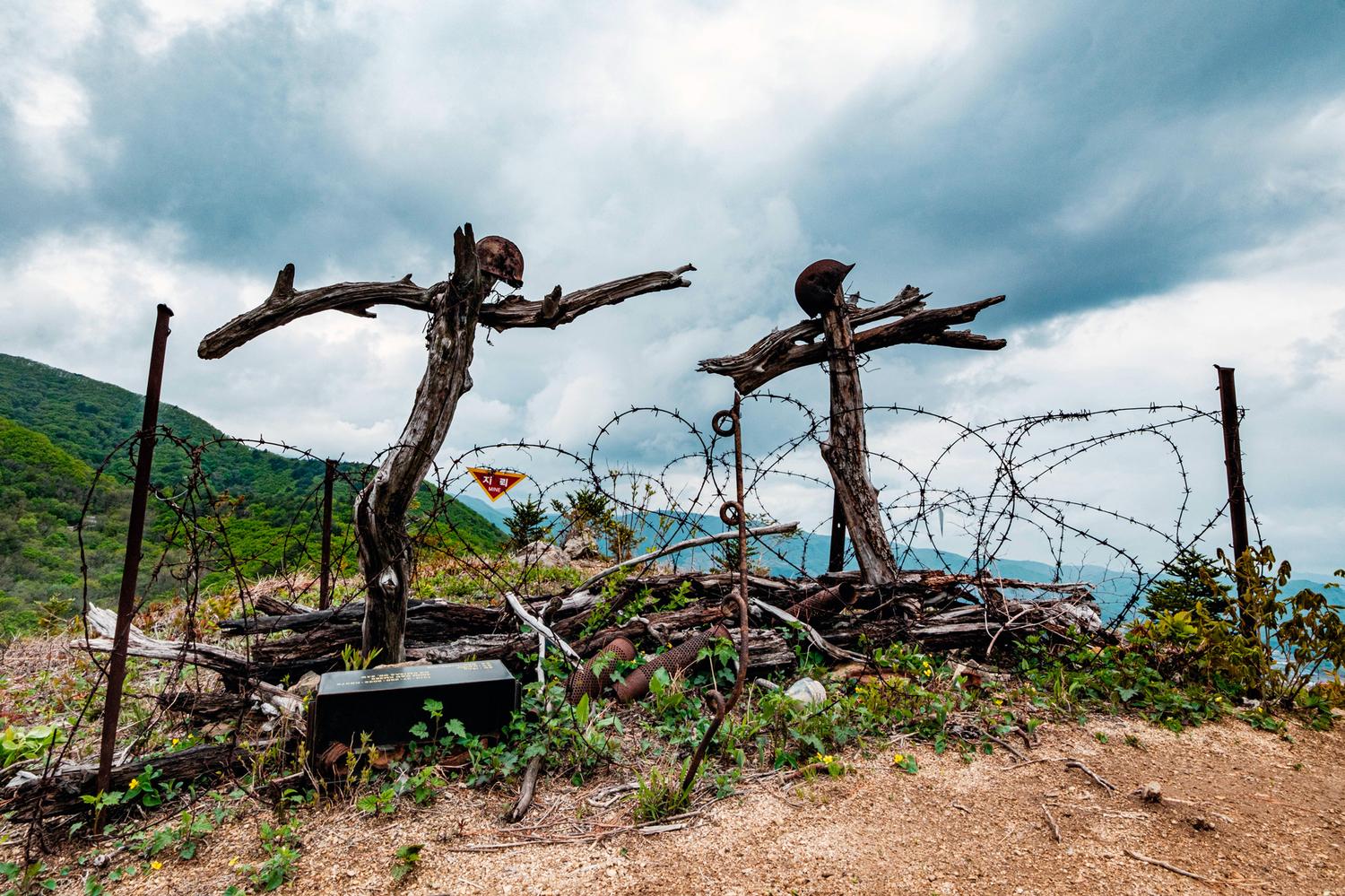 punchbowl-bimok Reconstitution of “bimok” – makeshift graves dug on battlefields during the Korean War, made of pieces of wood and personal objects of the deceased – on a hiking trail in the Punchbowl (May 2025).
