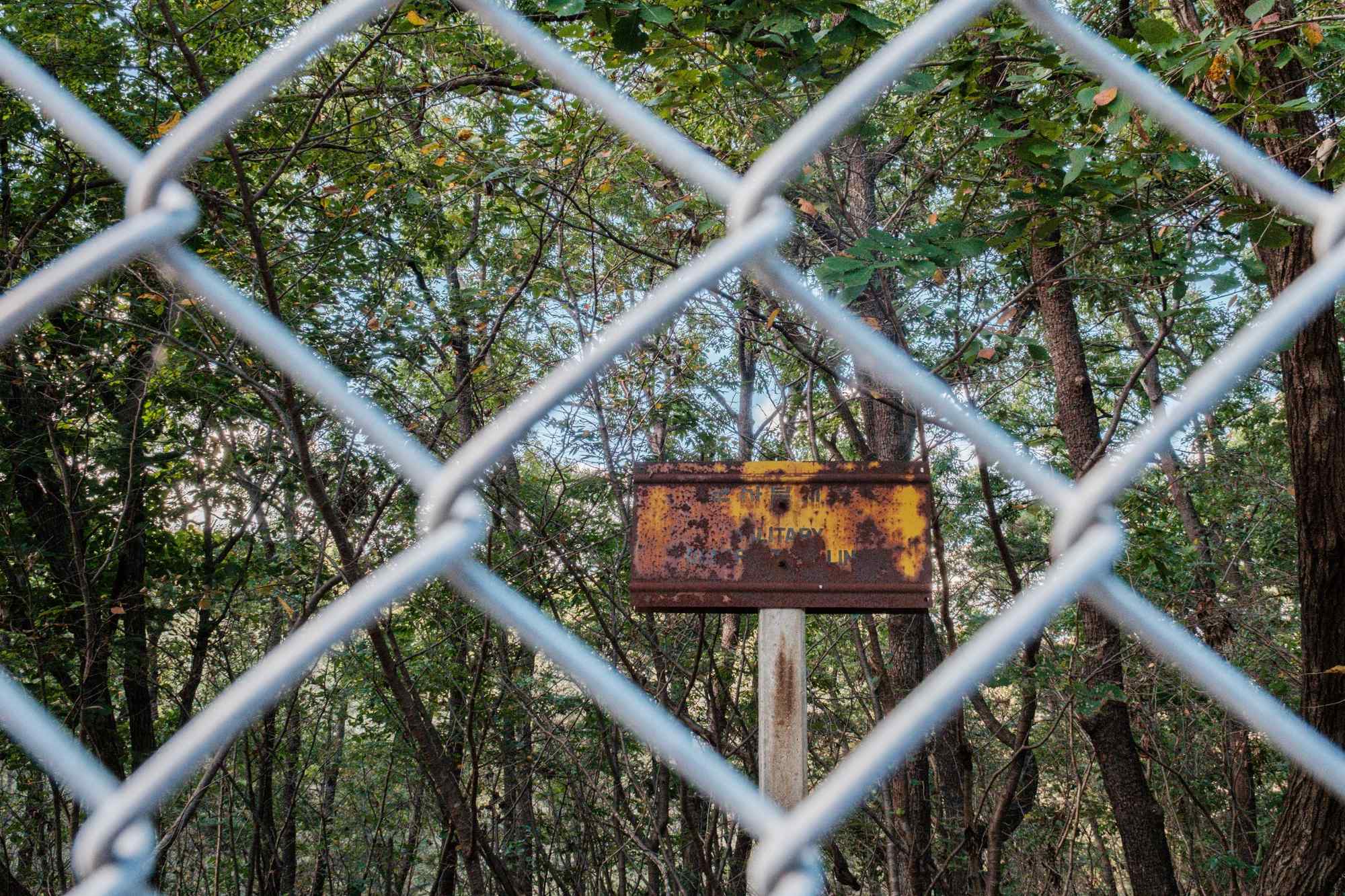 mdl-marker-2000px-hh A Military Demarcation Line (MDL) marker in Panmunjom.