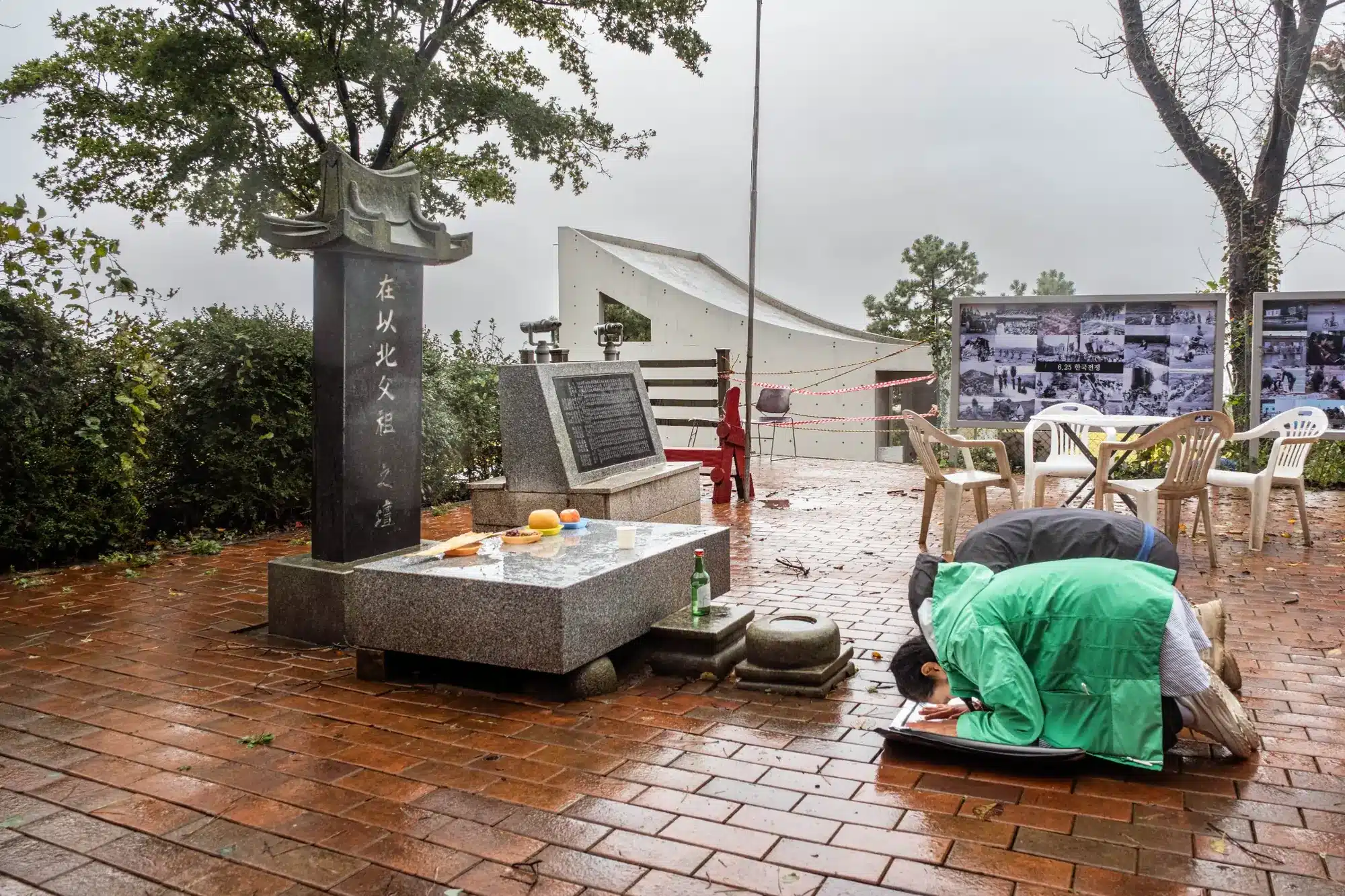 gyodong-manghyangdae-chuseuk-2025 A couple from Gyodong Island pay their respects in front of the Manghyangdae altar during the Chuseok mid-autumn holidays for their ancestors who remained in North Korea, on the other side of the Han River Estuary (October 2025).