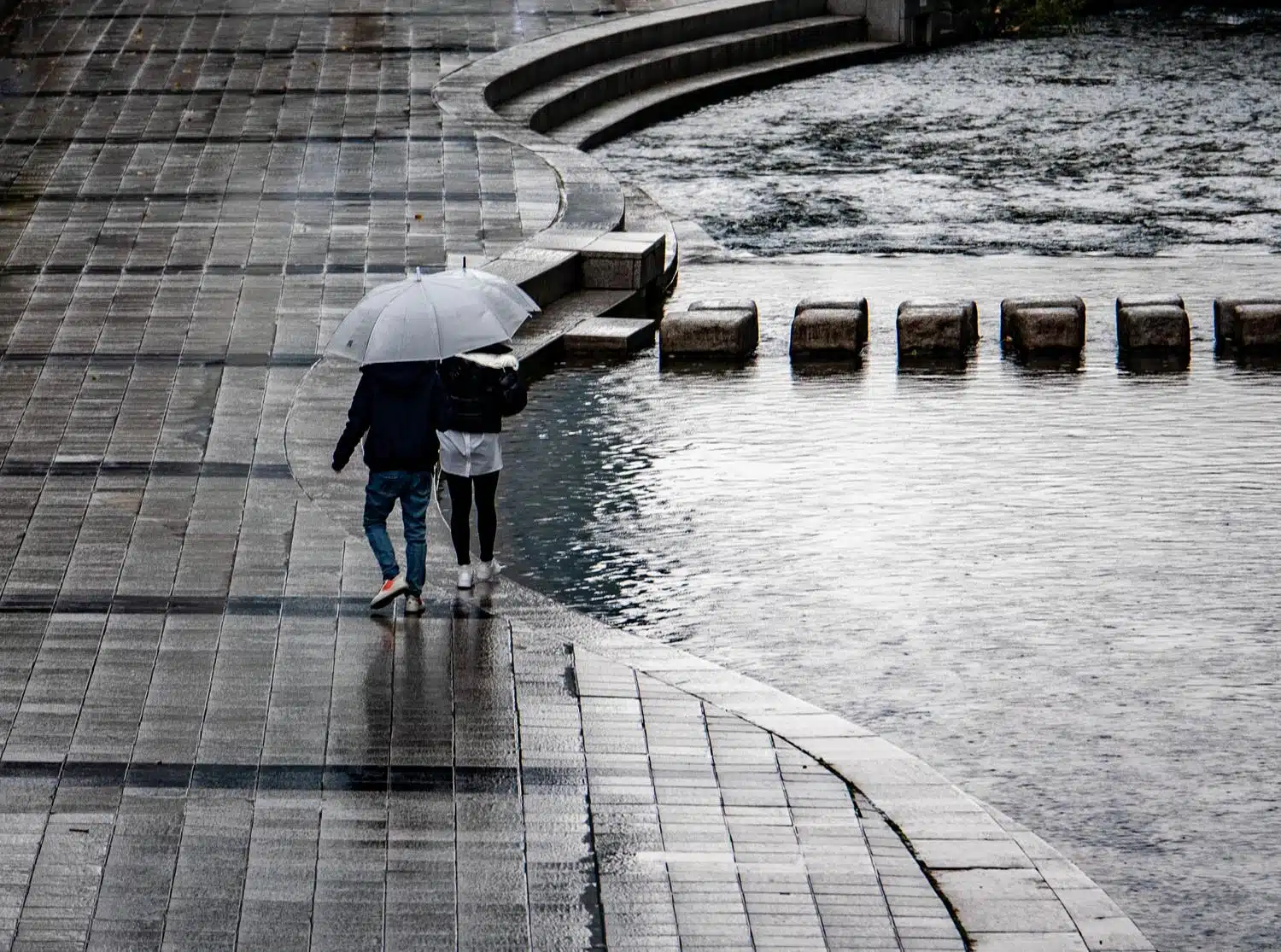 cheonggyecheon-series-seoul-6 A couple walks along Cheonggyecheon under the rain