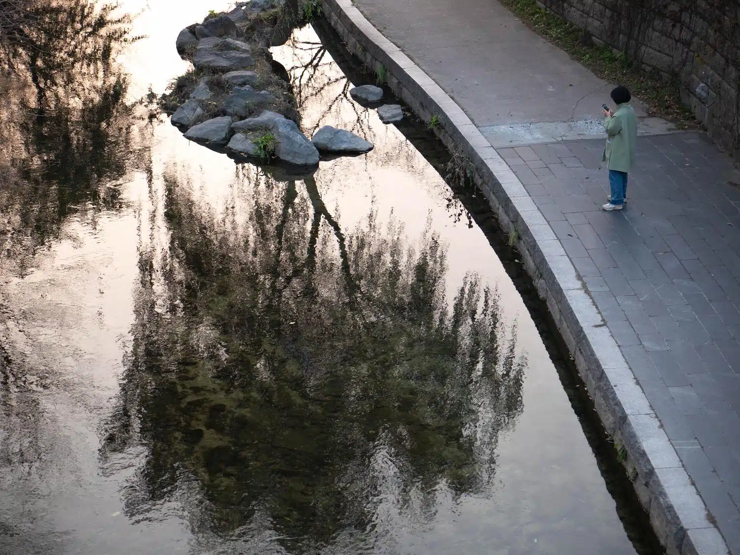cheonggyecheon-series-seoul-7 A lonely woman walks along Cheonggyecheon