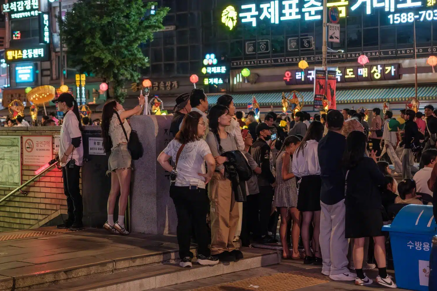 seoul-lotus-lantern-festival-2026-34 People gather to watch the Lotus Lantern Festival parade in Seoul at night.