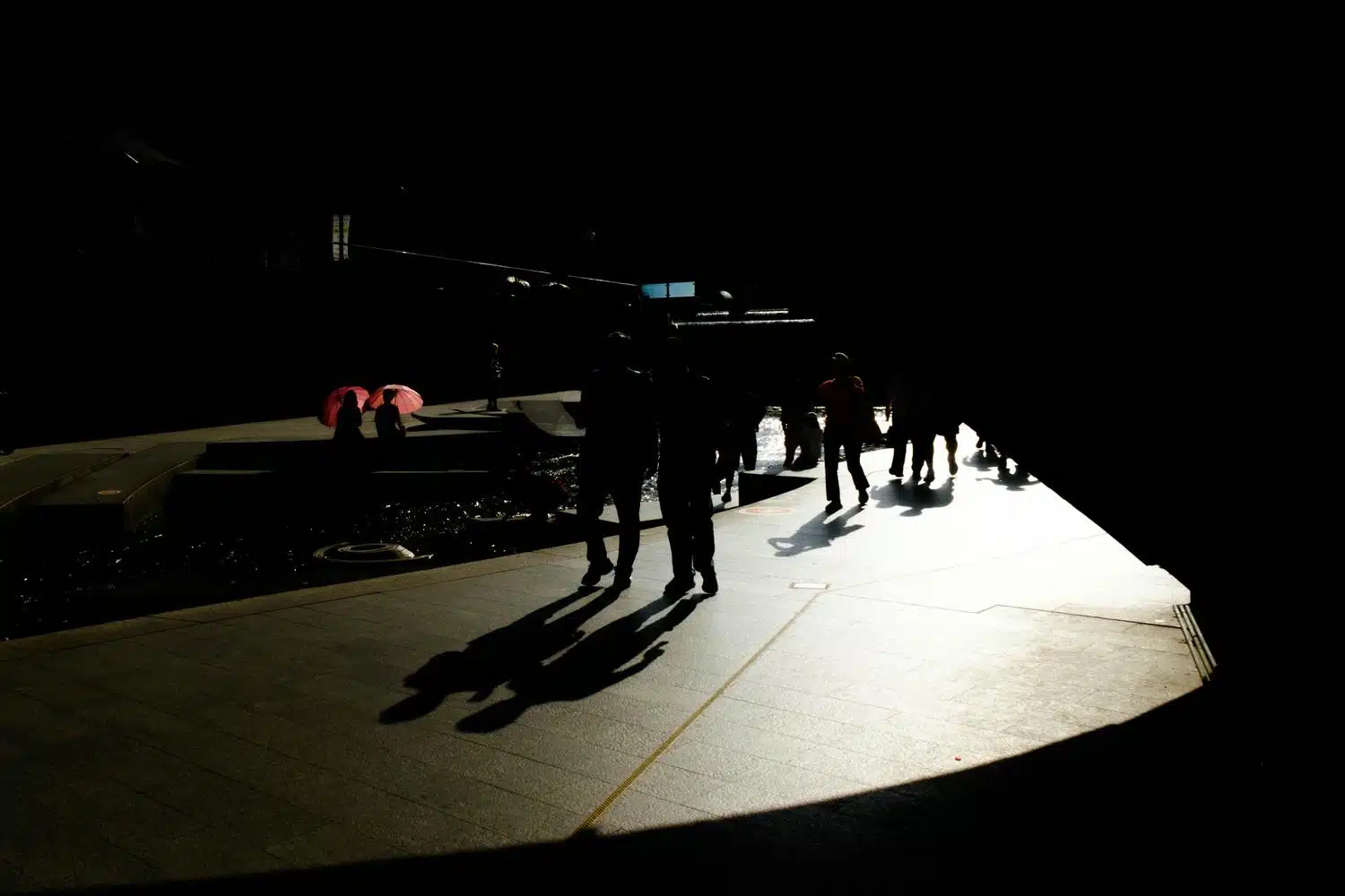 seoul-outdoor-library-summer-2026-23 People walk along the Cheonggyecheon Stream in Seoul